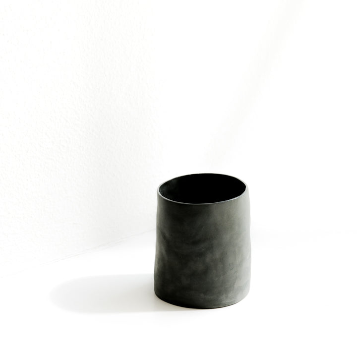 Silke Wellmeier, Becher Porzellan anthrazit-grau solitär | haptik.de