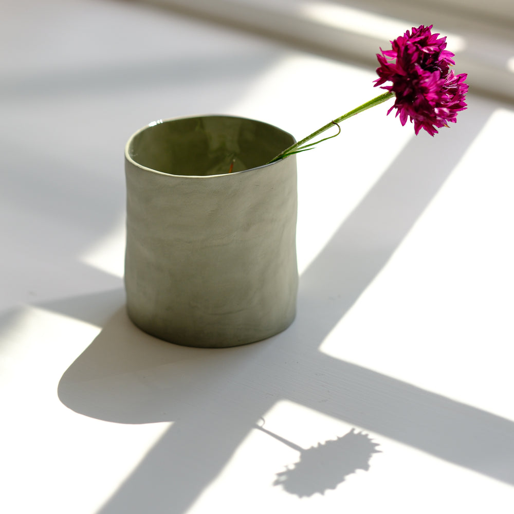 Silke Wellmeier, Becher Porzellan grau mit Blume | haptik.de