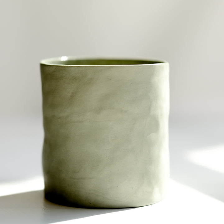 Silke Wellmeier, Becher Porzellan grau, Oberfläche | haptik.de