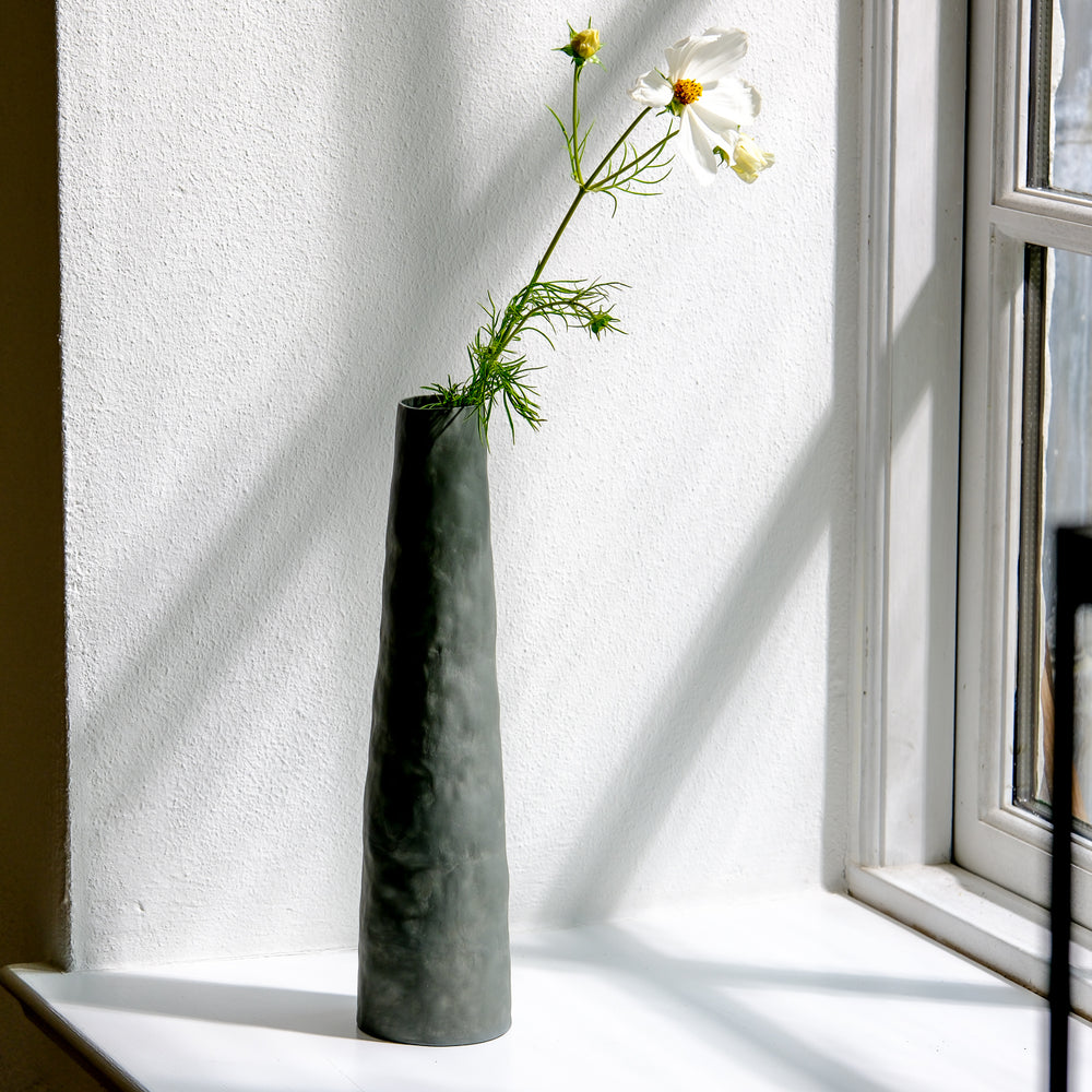 Silke Wellmeier, Vase Porzellan grau- anthrazit, Blume | haptik.de
