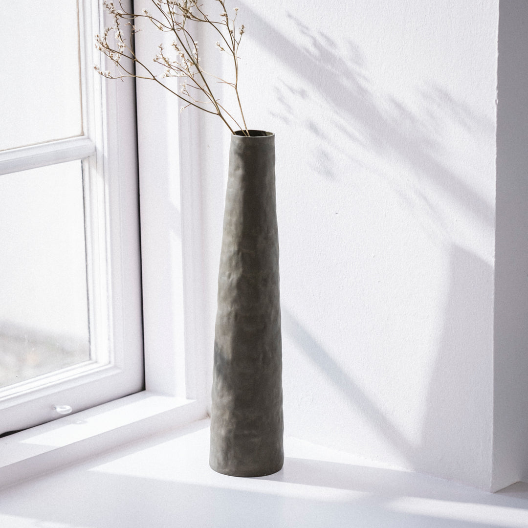 Olivfarbene Vase aus Porzellan mit Zweig von Silke Wellenmeier  | haptik.de