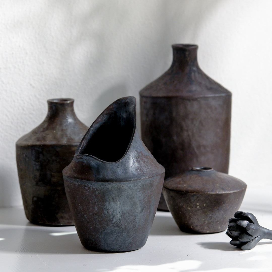 Tomoko Iwata, Vase Flasche, klein, schwarz braun | japanische Keramik (TI37)