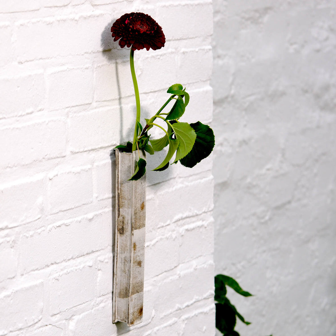 Tomoko Iwata, Wandvase, helle Engobe | japanische Keramik (TI45)