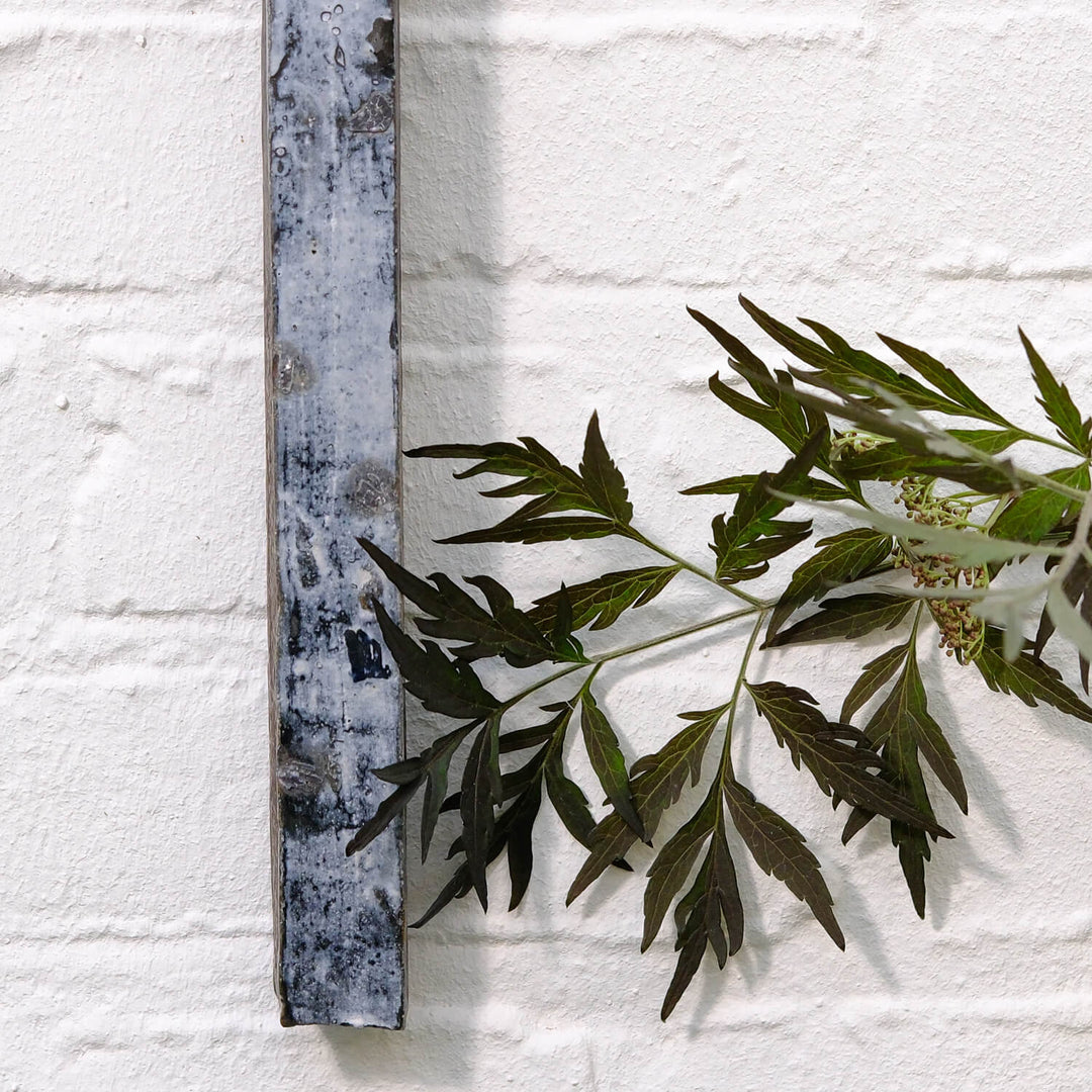 Tomoko Iwata, Wandvase, schwarz | japanische Keramik (TI36)
