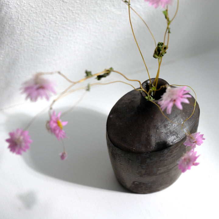 Tomoko Iwata, Vase Flasche, klein, schwarz braun | japanische Keramik (TI37)