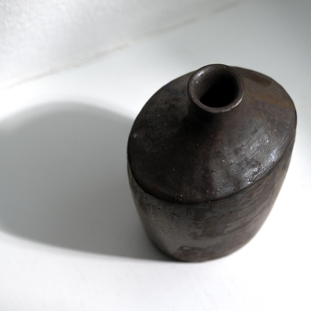 Tomoko Iwata, Vase Flasche, klein, schwarz braun | japanische Keramik (TI37)