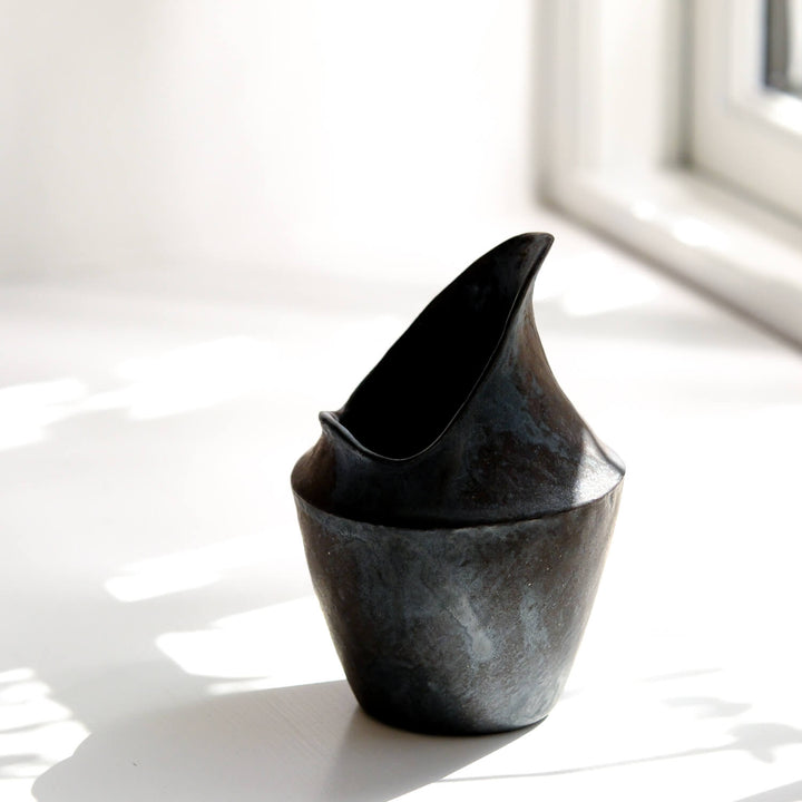 Tomoko Iwata, asymtrische Vase, schwarz | japanische Keramik (TI38)