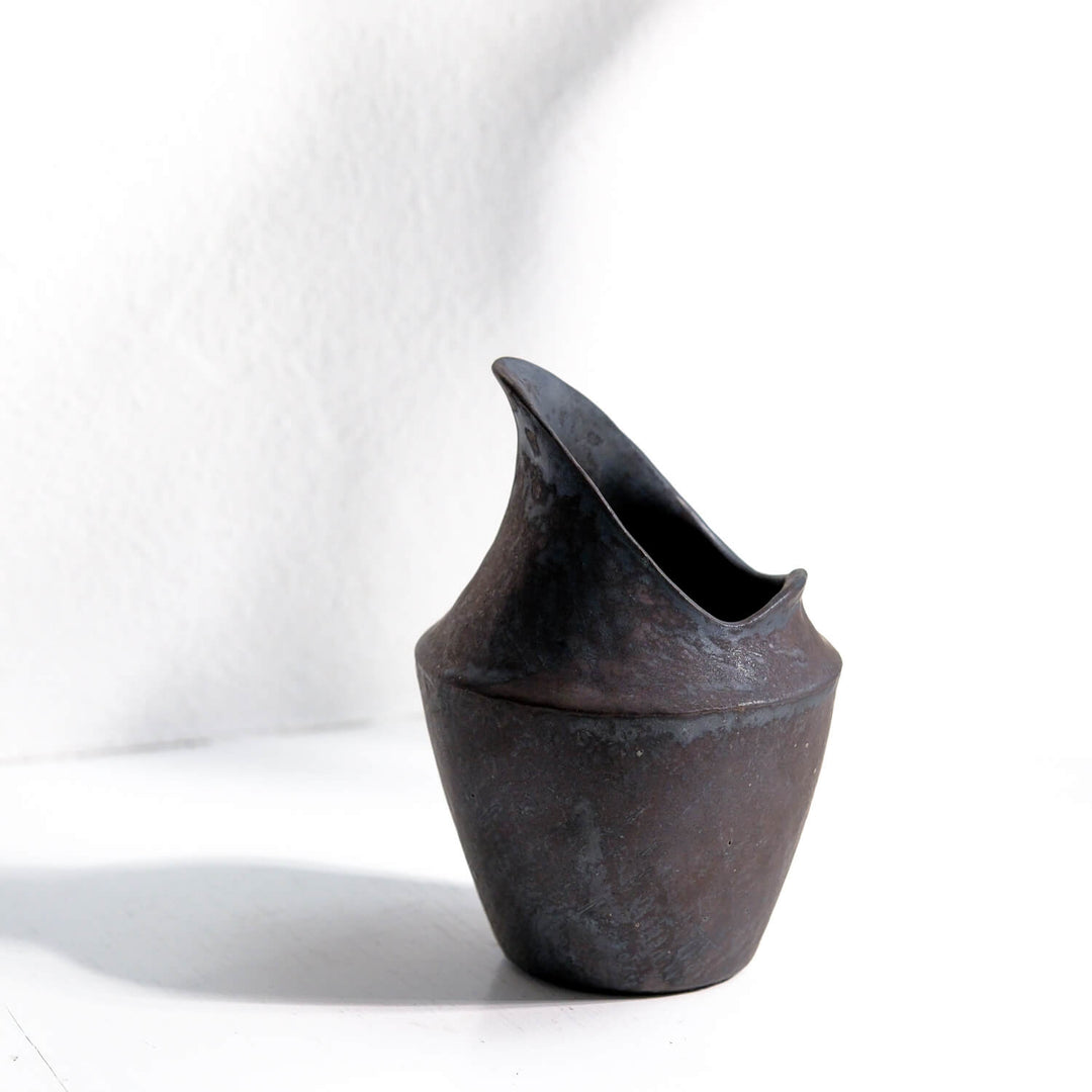 Tomoko Iwata, asymtrische Vase, schwarz | japanische Keramik (TI38)