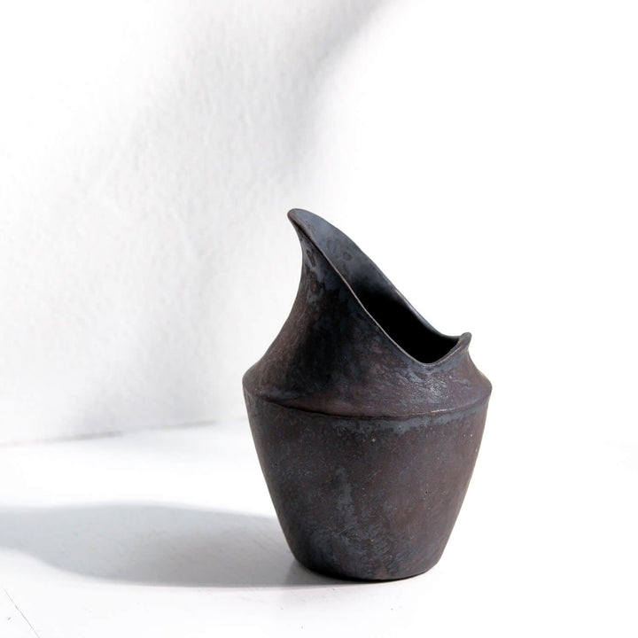 Tomoko Iwata, asymtrische Vase, schwarz | japanische Keramik (TI38)