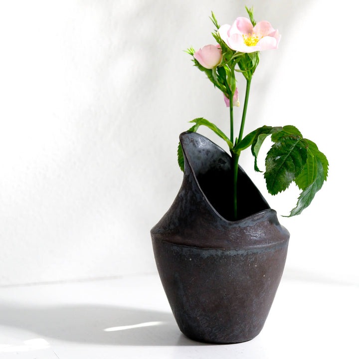 Tomoko Iwata, asymtrische Vase, schwarz | japanische Keramik (TI38)
