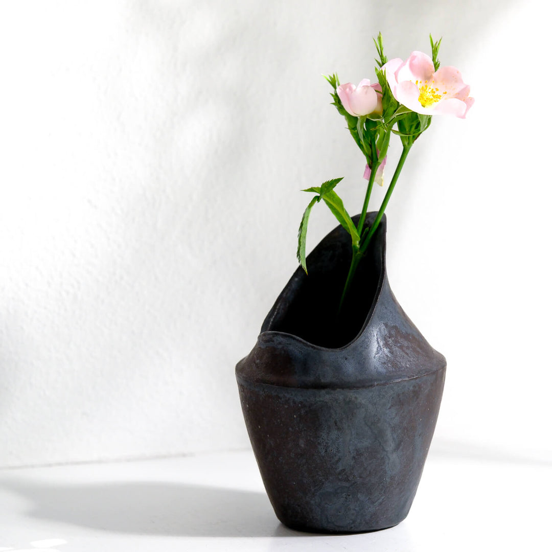 Tomoko Iwata, asymtrische Vase, schwarz | japanische Keramik (TI38)