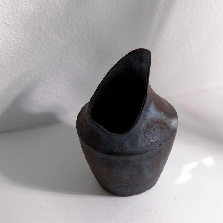 Tomoko Iwata, asymtrische Vase, schwarz | japanische Keramik (TI38)