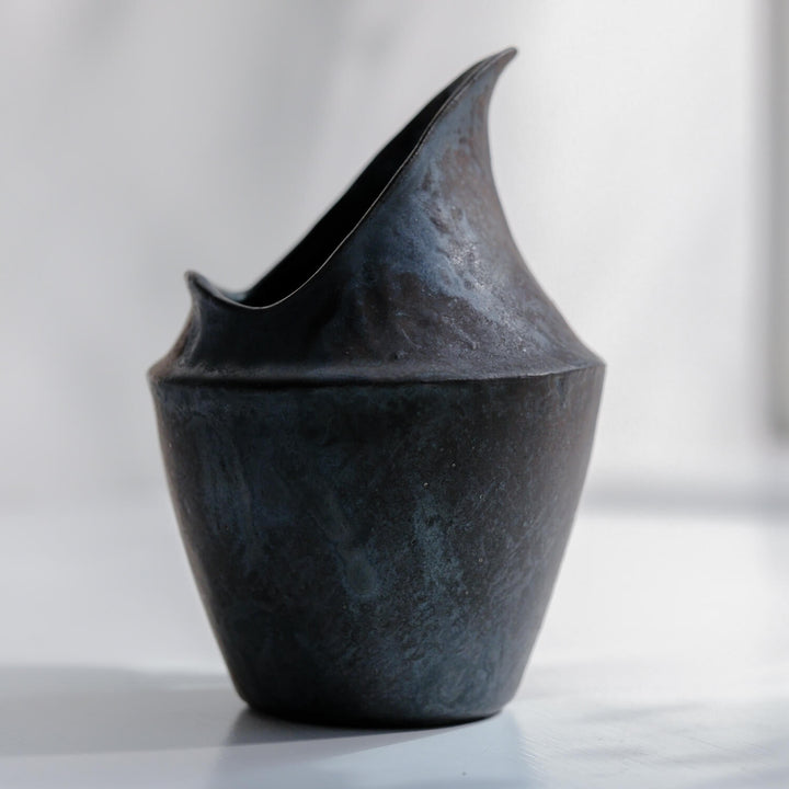 Tomoko Iwata, asymtrische Vase, schwarz | japanische Keramik (TI38)