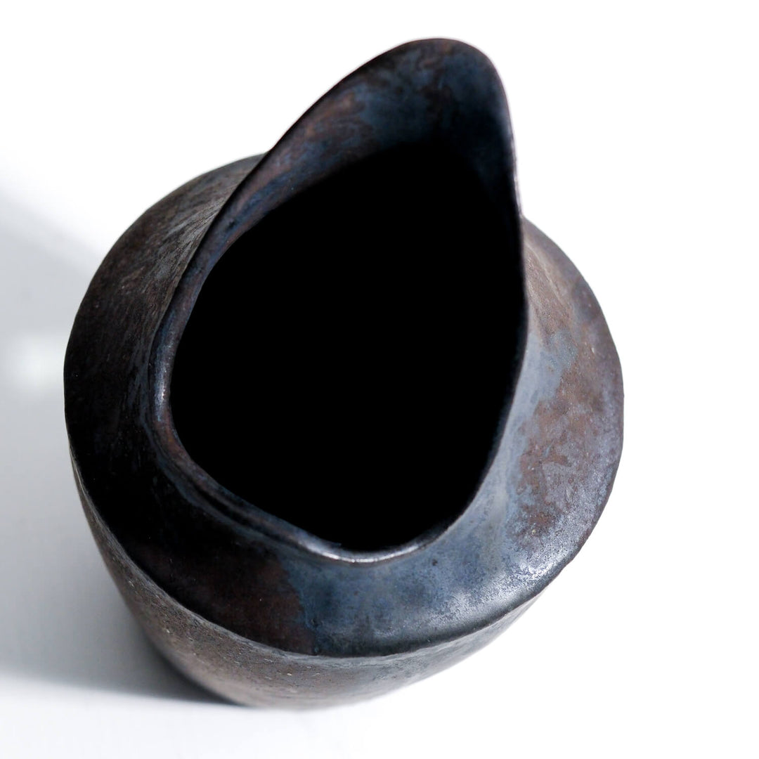 Tomoko Iwata, asymtrische Vase, schwarz | japanische Keramik (TI38)