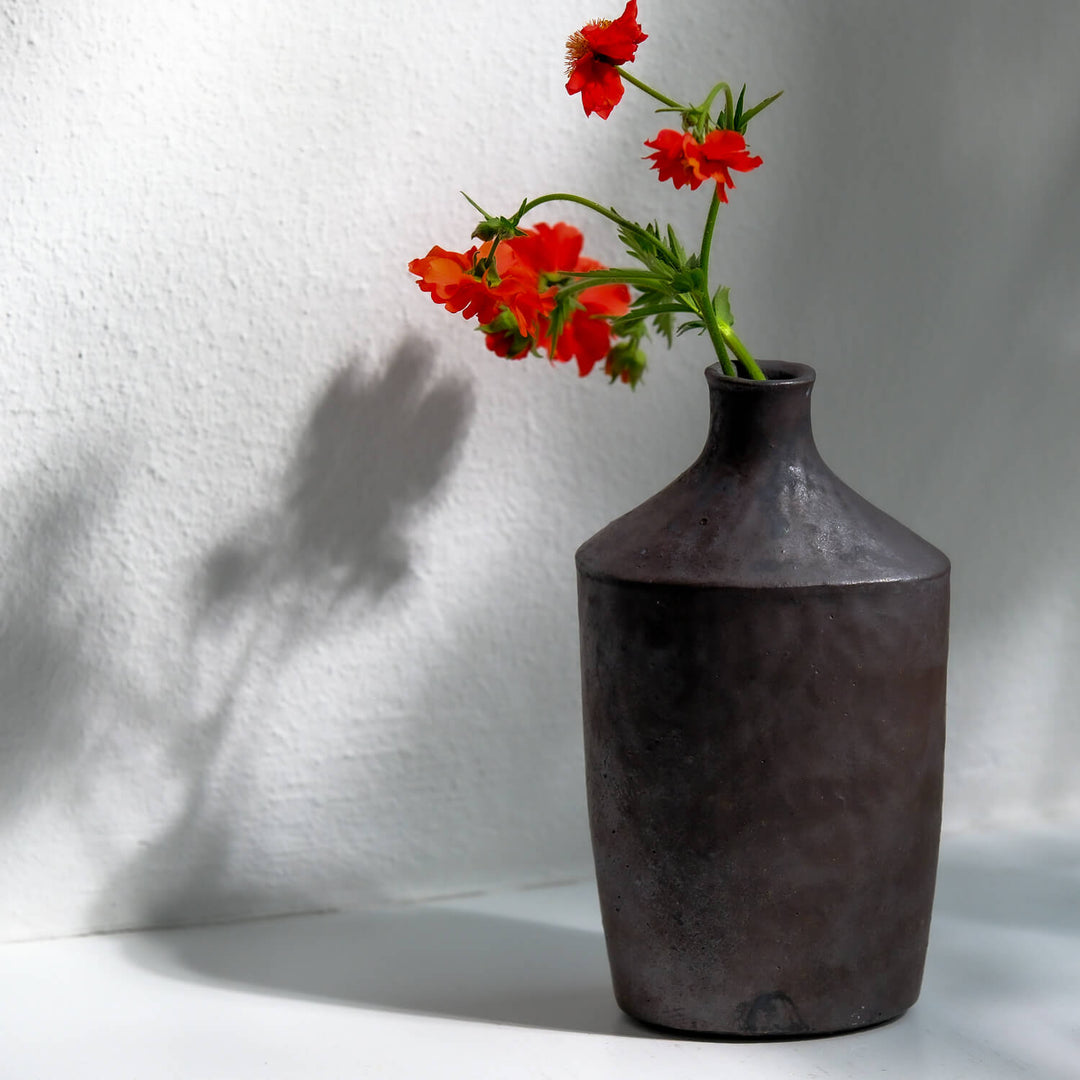 Tomoko Iwata, Vase Flasche, schwarz | japanische Keramik (TI39)