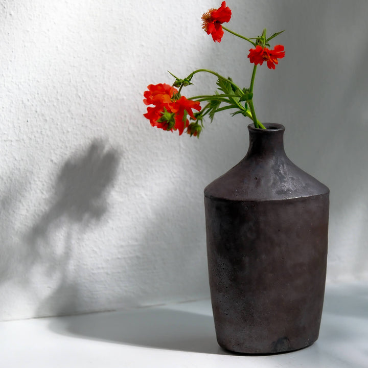Tomoko Iwata, Vase Flasche, schwarz | japanische Keramik (TI39)