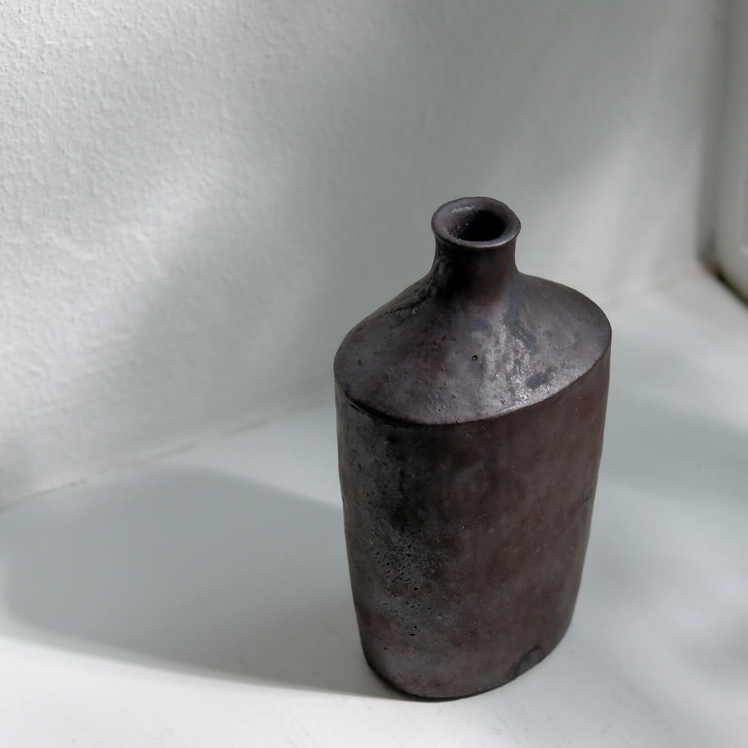 Tomoko Iwata, Vase Flasche, schwarz | japanische Keramik (TI39)