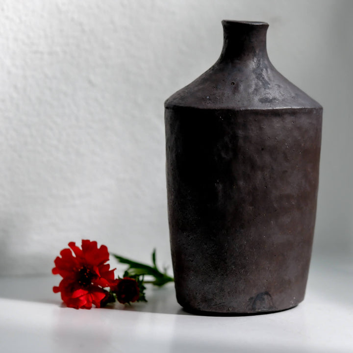 Tomoko Iwata, Vase Flasche, schwarz | japanische Keramik (TI39)