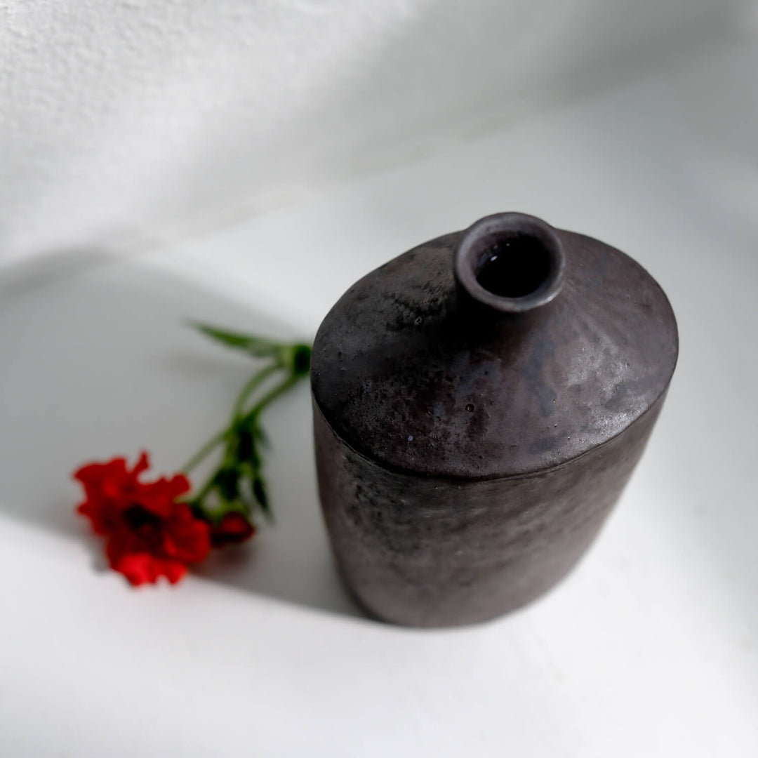 Tomoko Iwata, Vase Flasche, schwarz | japanische Keramik (TI39)