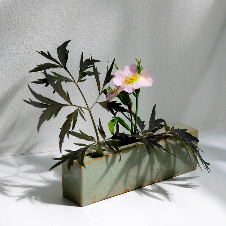 Tomoko Iwata, Vase, Ziegelform lang | japanische Keramik, grün (TI40)