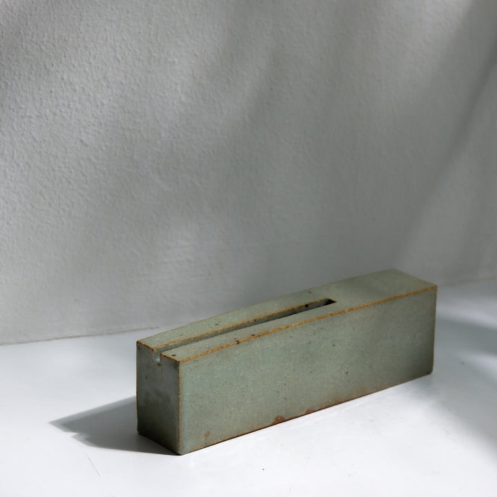 Tomoko Iwata, Vase, Ziegelform lang | japanische Keramik, grün (TI40)