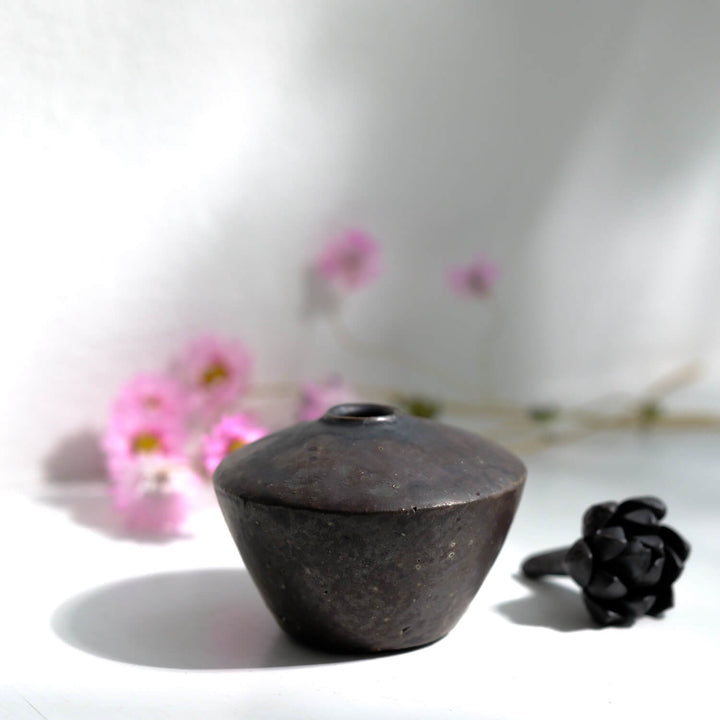 Tomoko Iwata, Vase, kegelförmig mit Blüte, klein, schwarz  | japanische Keramik (TI41)