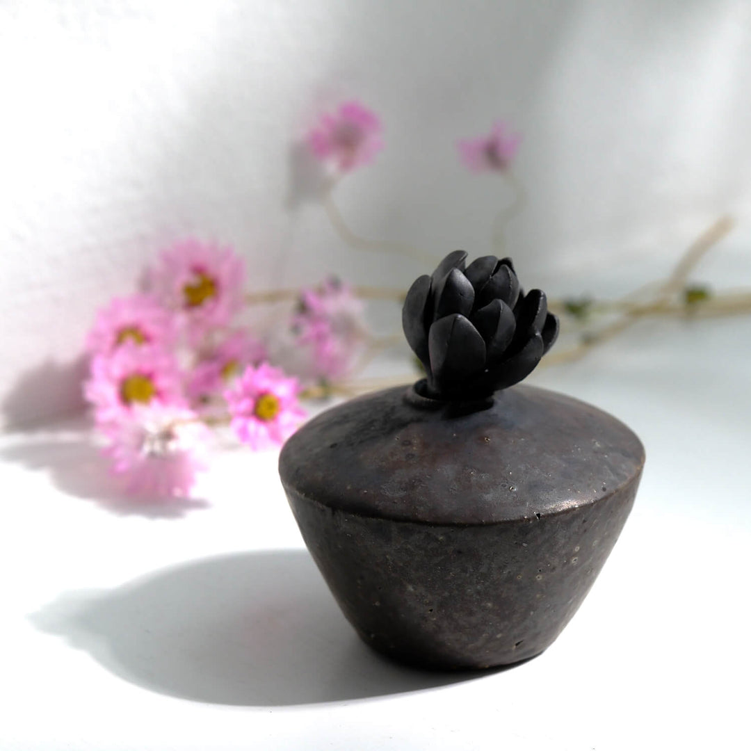 Tomoko Iwata, Vase, kegelförmig mit Blüte, klein, schwarz  | japanische Keramik (TI41)