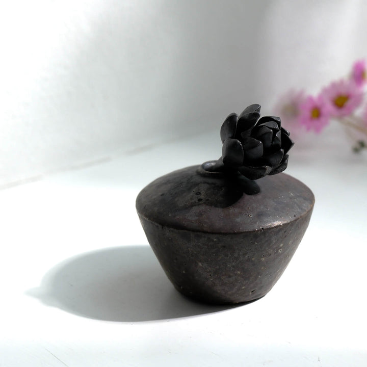Tomoko Iwata, Vase, kegelförmig mit Blüte, klein, schwarz  | japanische Keramik (TI41)