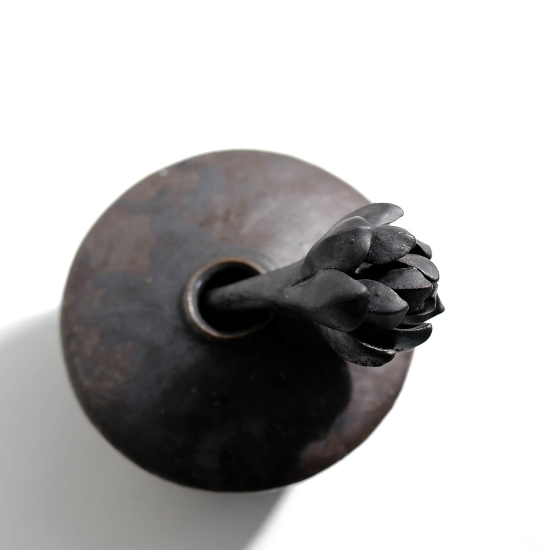 Tomoko Iwata, Vase, kegelförmig mit Blüte, klein, schwarz  | japanische Keramik (TI41)
