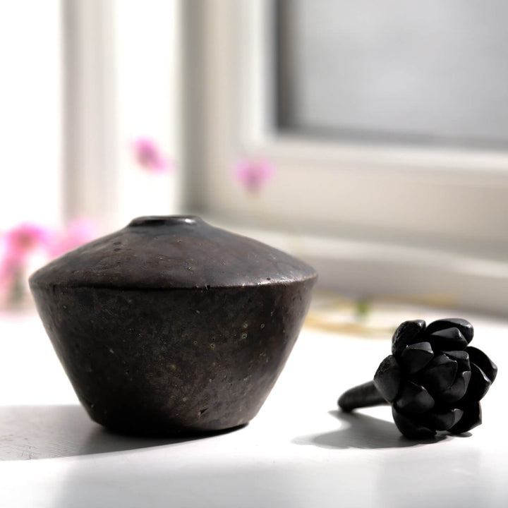 Tomoko Iwata, Vase, kegelförmig mit Blüte, klein, schwarz  | japanische Keramik (TI41)