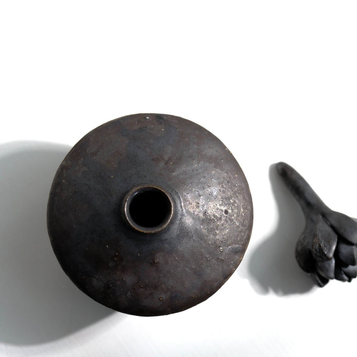 Tomoko Iwata, Vase, kegelförmig mit Blüte, klein, schwarz  | japanische Keramik (TI41)