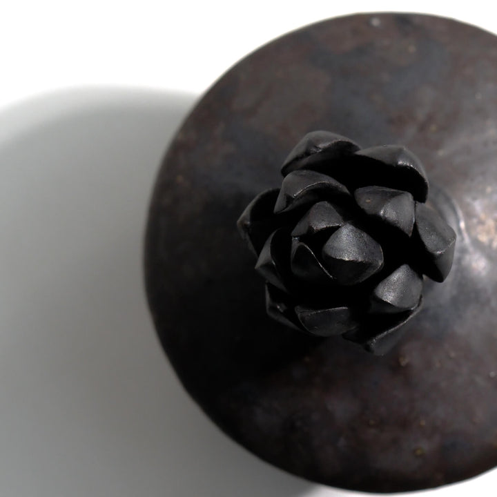 Tomoko Iwata, Vase, kegelförmig mit Blüte, klein, schwarz  | japanische Keramik (TI41)