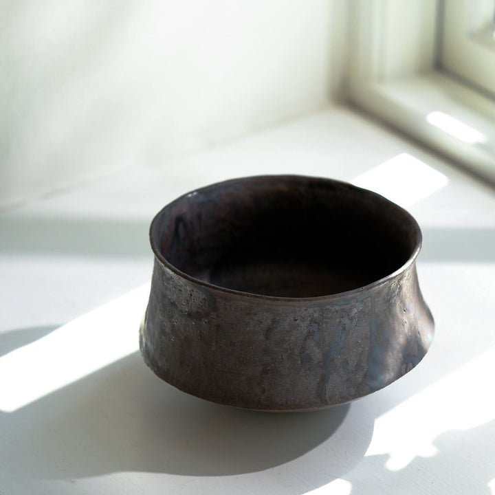 Tomoko Iwata, Schale, schwarz | japanische Keramik (TI42)