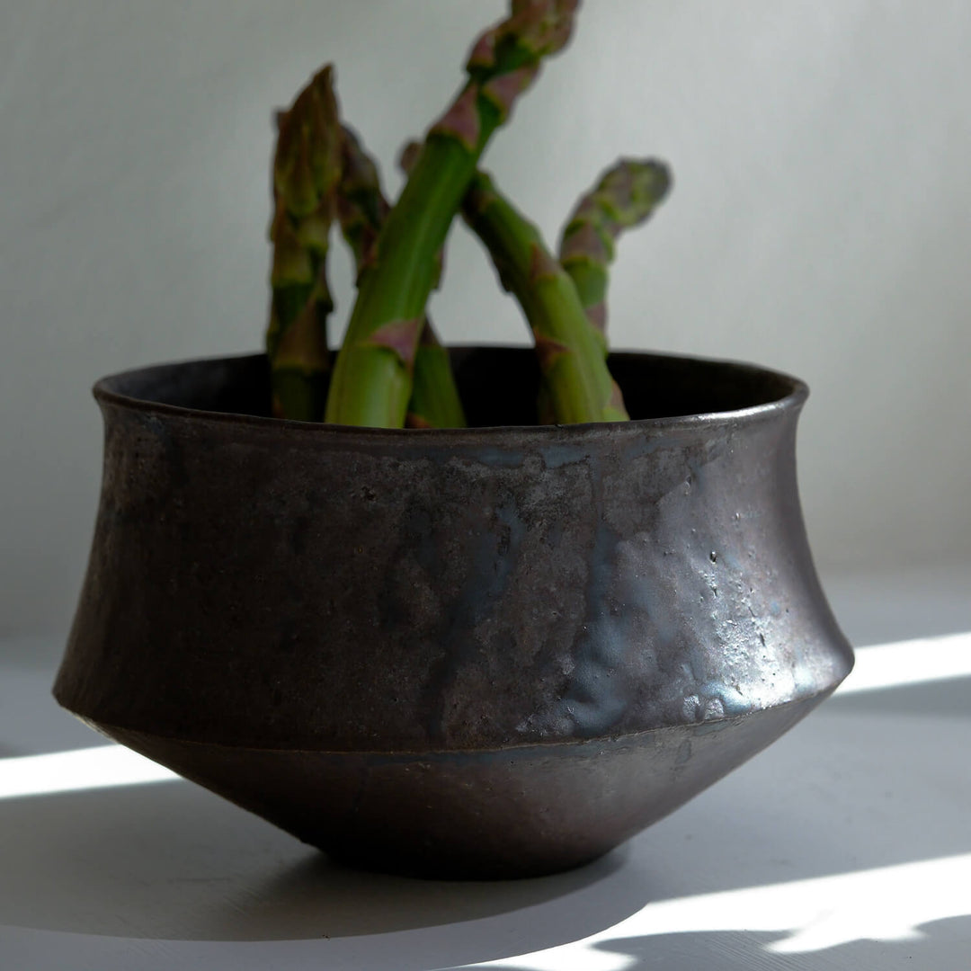 Tomoko Iwata, Schale, schwarz | japanische Keramik (TI42)