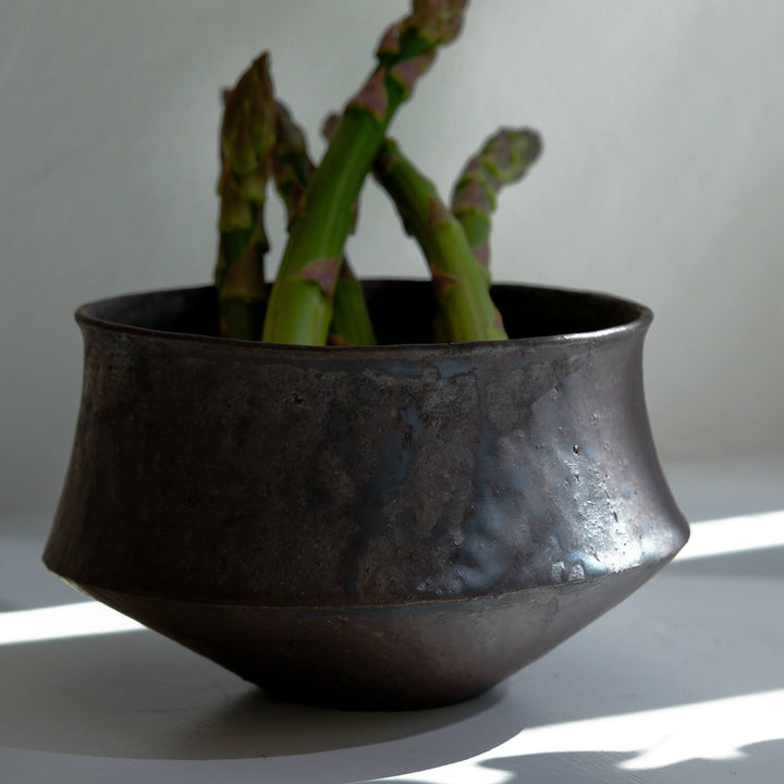 Tomoko Iwata, Schale, schwarz | japanische Keramik (TI42)