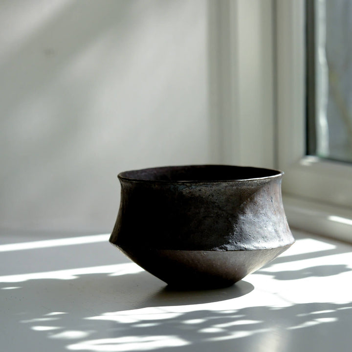 Tomoko Iwata, Schale, schwarz | japanische Keramik (TI42)