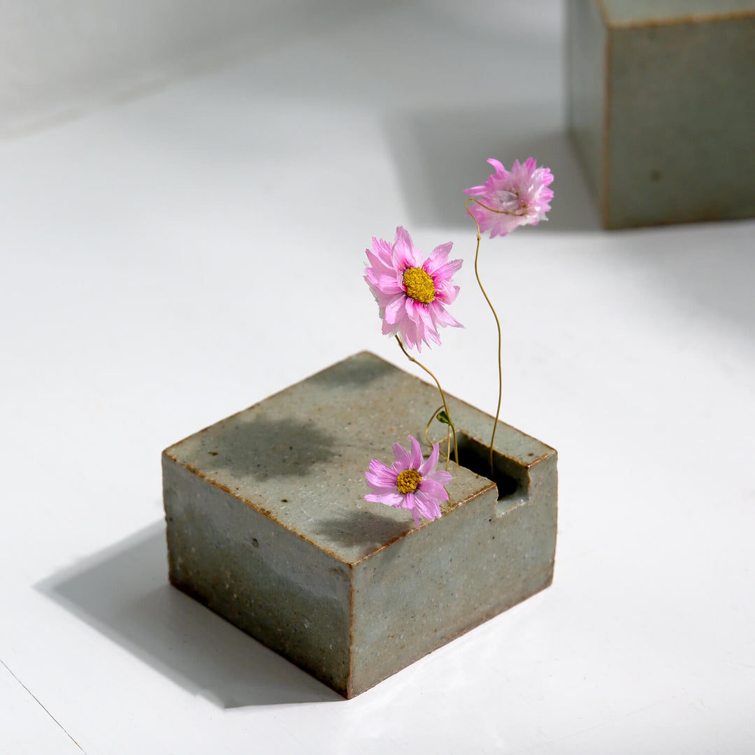 Tomoko Iwata, vase, flat cuboid, white/ green | Japanese ceramics (TI09)