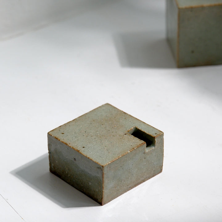 Tomoko Iwata, vase, flat cuboid, white/ green | Japanese ceramics (TI09)