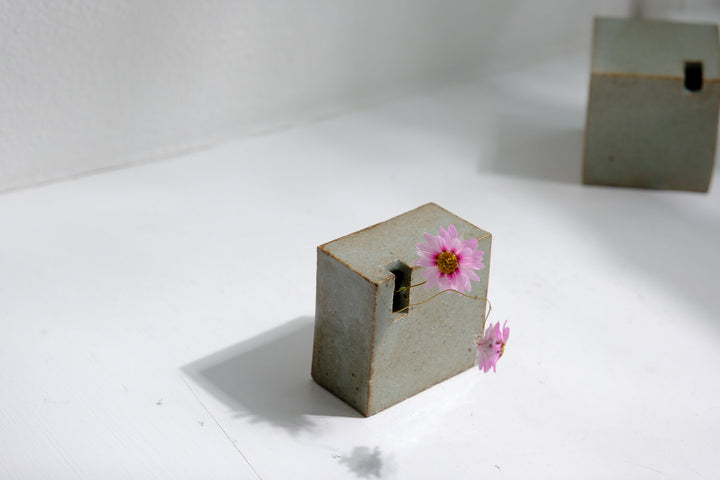Tomoko Iwata, vase, flat cuboid, white/ green | Japanese ceramics (TI09)