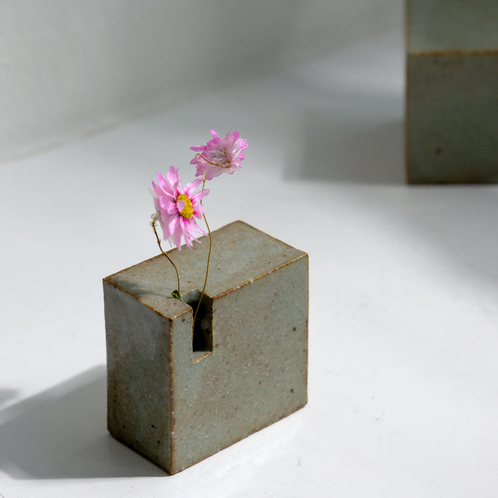 Tomoko Iwata, vase, flat cuboid, white/ green | Japanese ceramics (TI09)