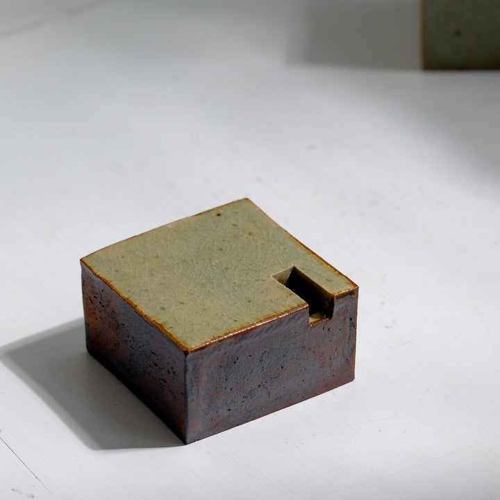 Tomoko Iwata, Vase, Quader flach, grün / braun | japanische Keramik (TI44)