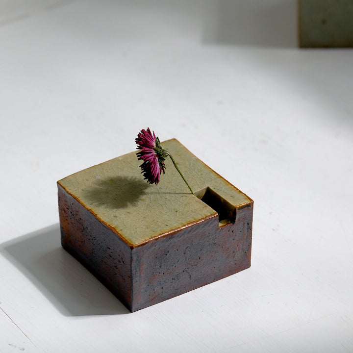 Tomoko Iwata, Vase, Quader flach, grün / braun | japanische Keramik (TI44)