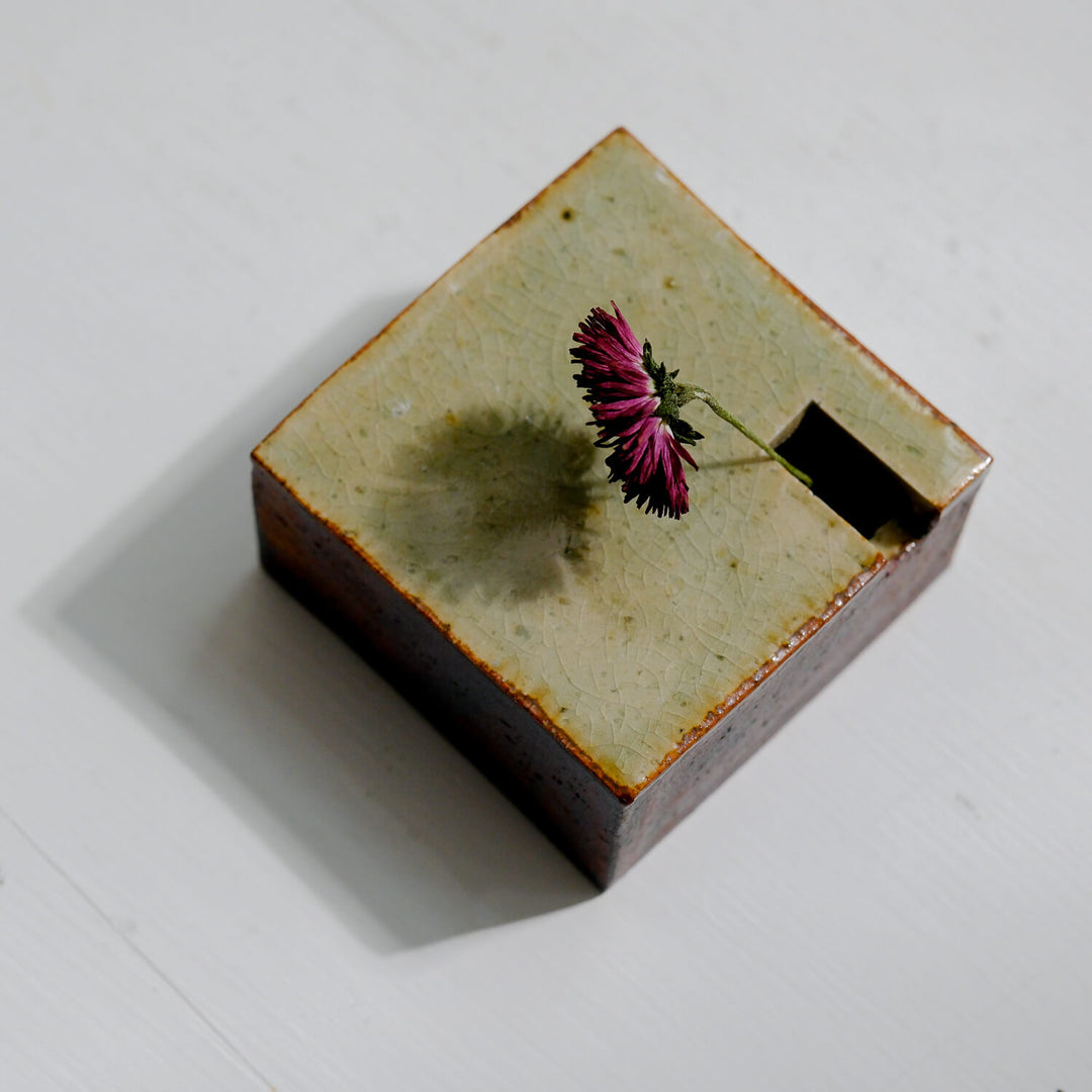 Tomoko Iwata, Vase, Quader flach, grün / braun | japanische Keramik (TI44)