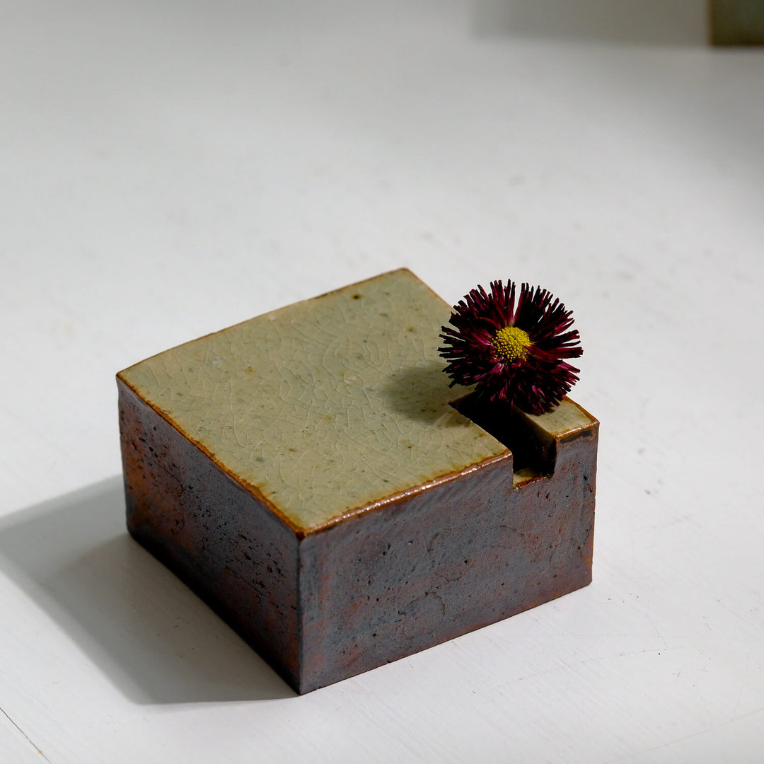Tomoko Iwata, Vase, Quader flach, grün / braun | japanische Keramik (TI44)
