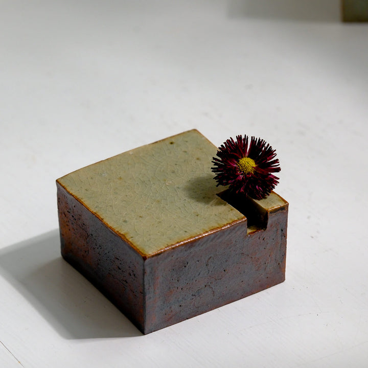 Tomoko Iwata, Vase, Quader flach, grün / braun | japanische Keramik (TI44)