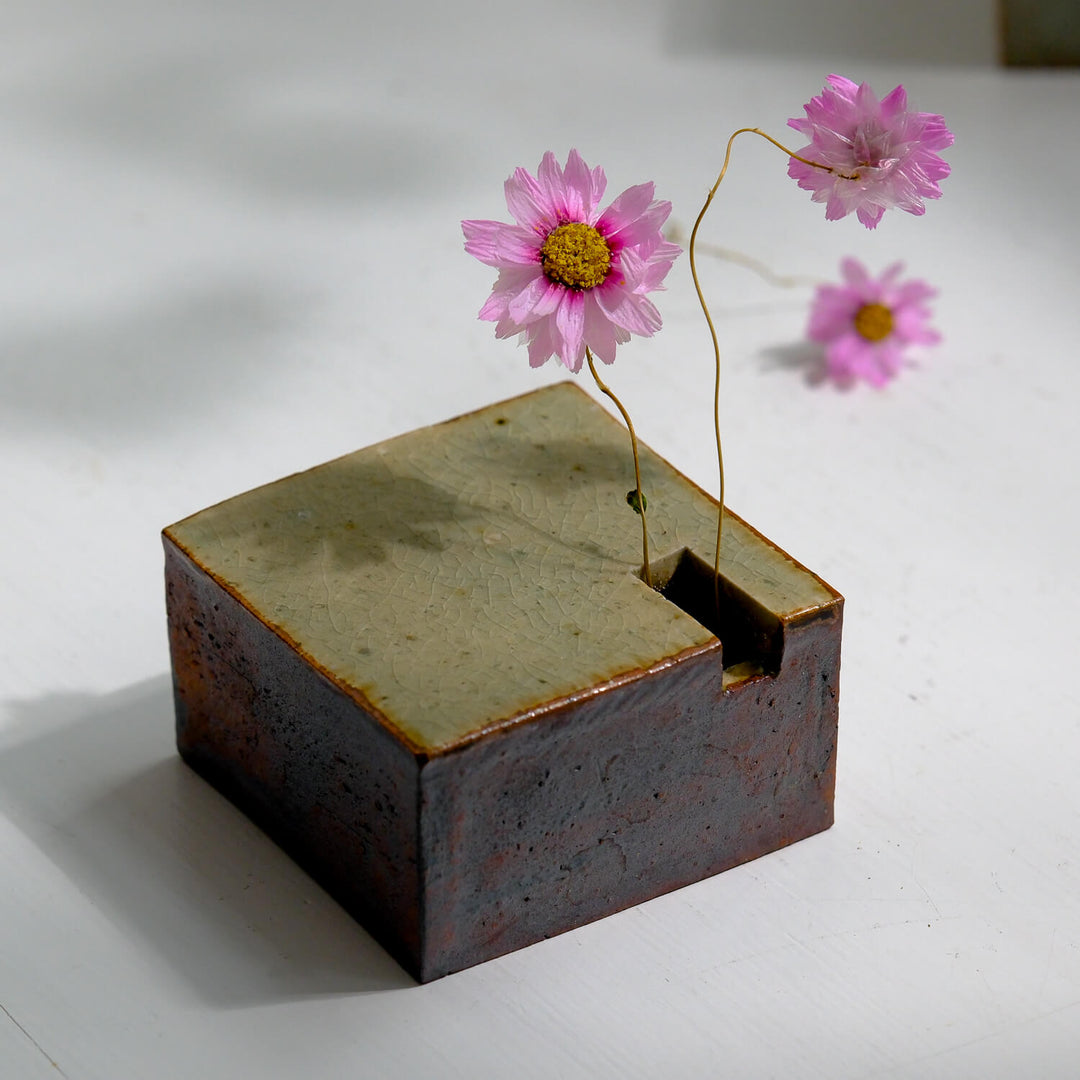 Tomoko Iwata, Vase, Quader flach, grün / braun | japanische Keramik (TI44)