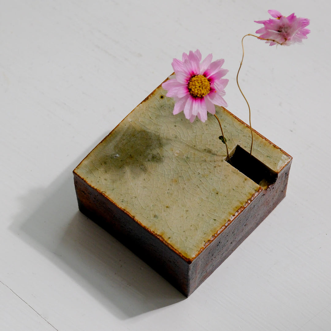 Tomoko Iwata, Vase, Quader flach, grün / braun | japanische Keramik (TI44)