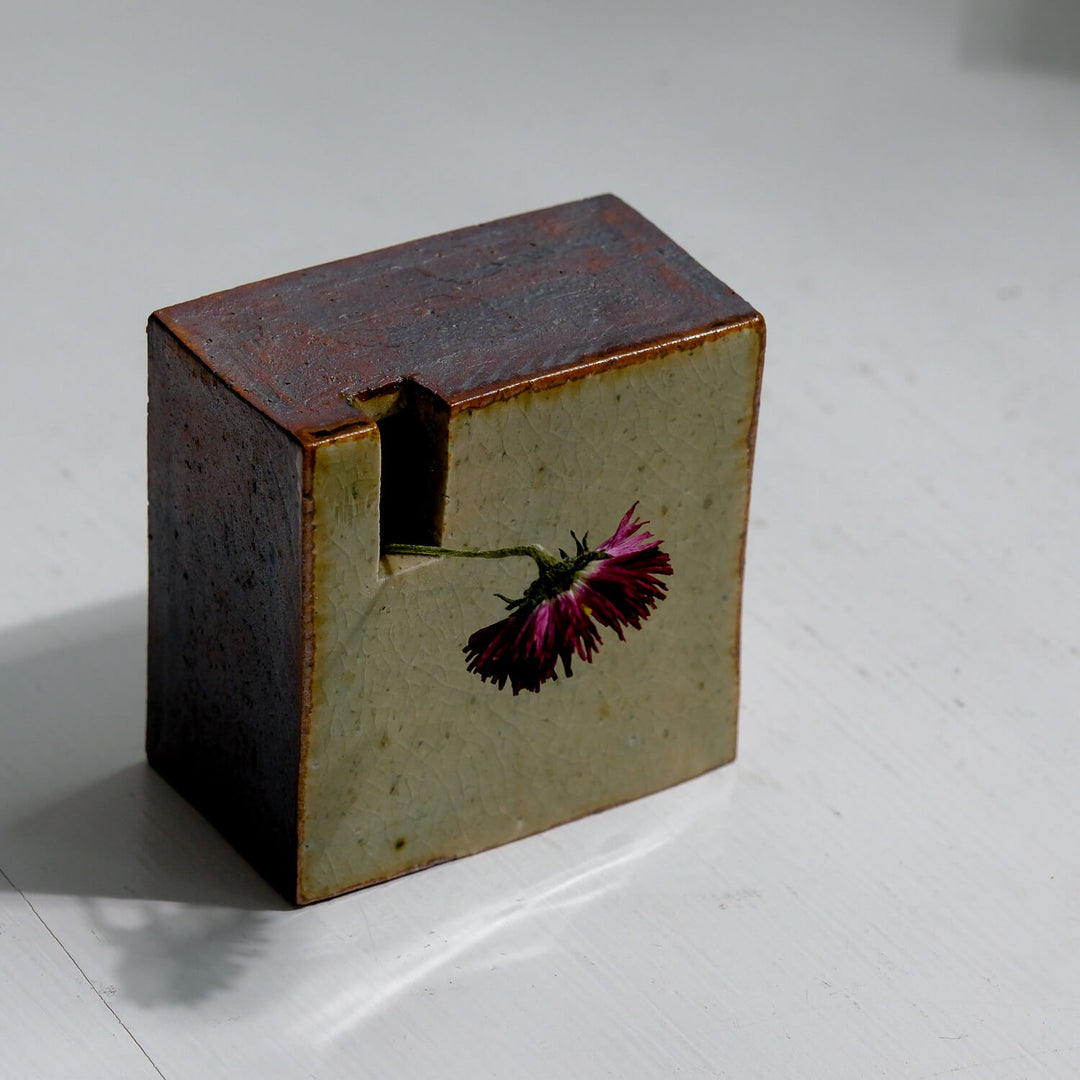 Tomoko Iwata, Vase, Quader flach, grün / braun | japanische Keramik (TI44)