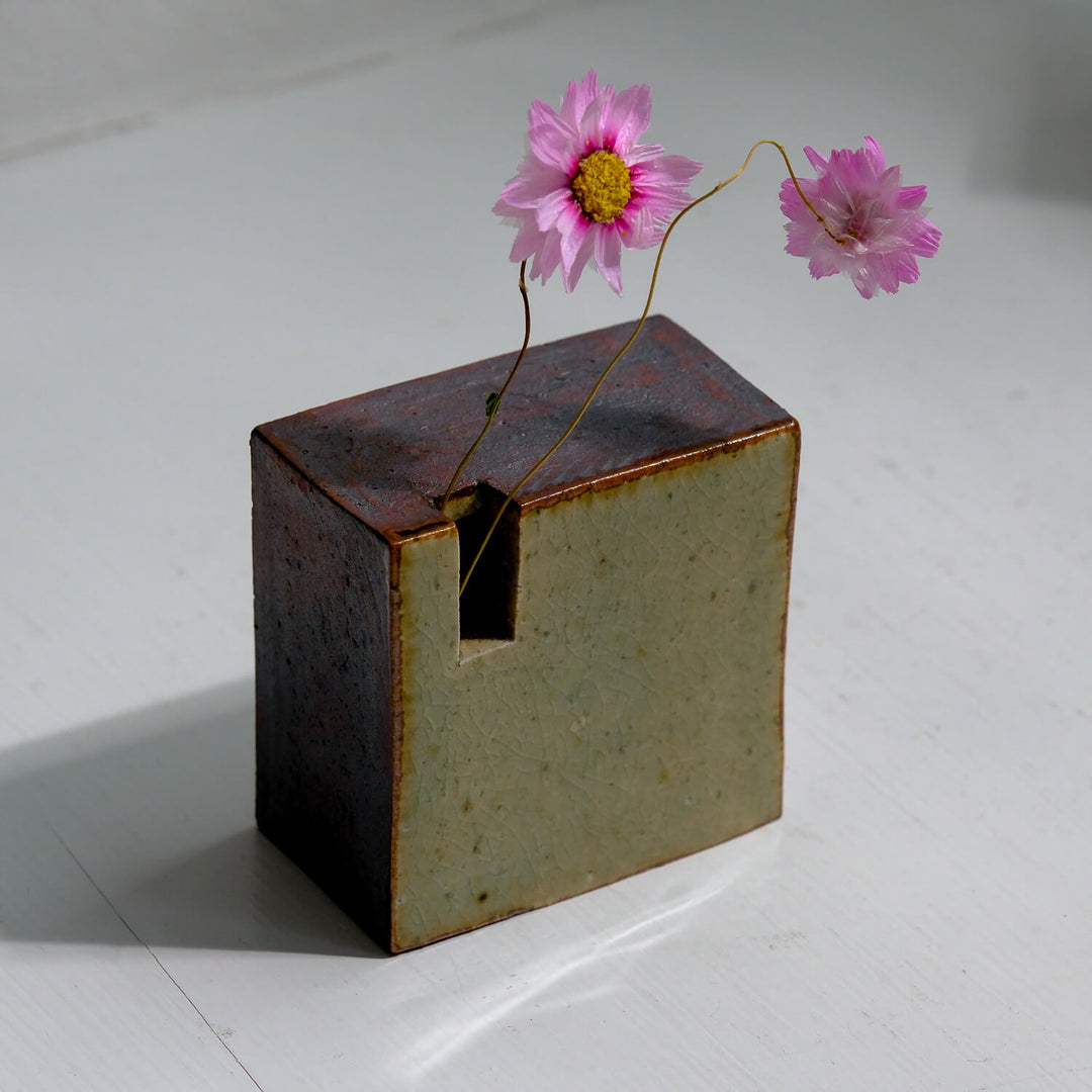 Tomoko Iwata, Vase, Quader flach, grün / braun | japanische Keramik (TI44)