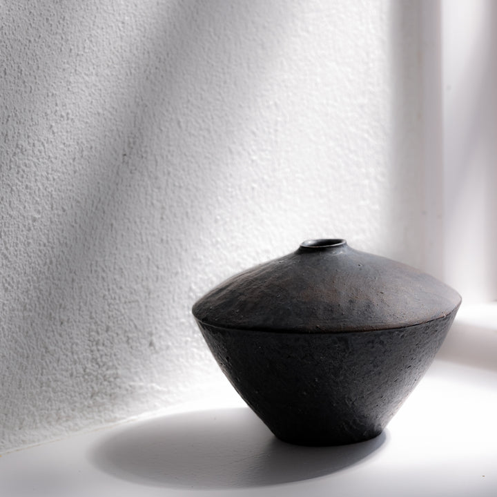 Tomoko Iwata, Vase, kegelförmig umgedreht, schwarz | japanische Keramik (TI11)